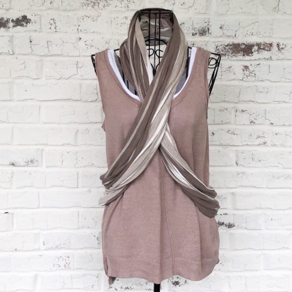 Old Navy Sleeveless Sweater- size small